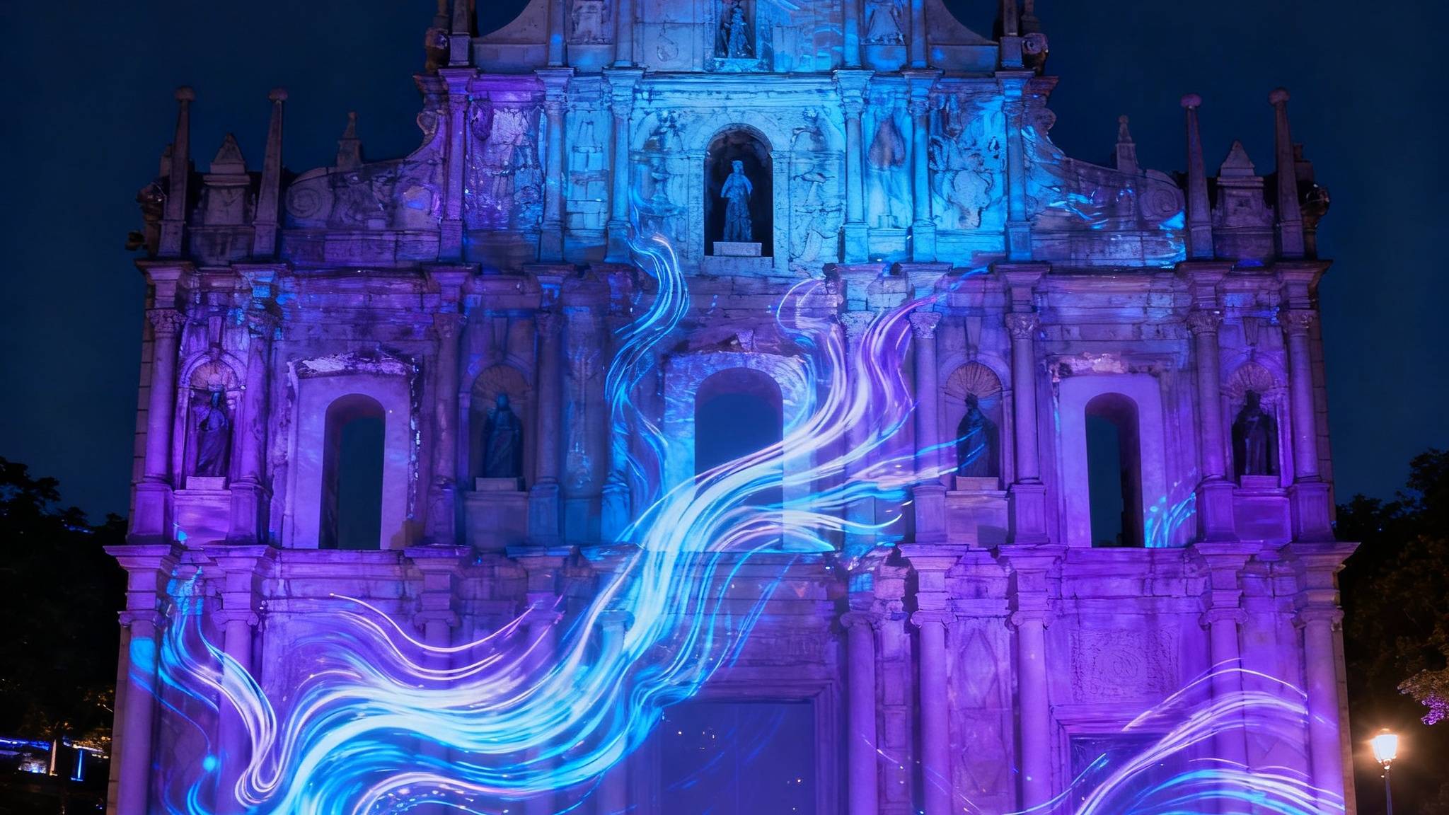 PT视讯平台打造的沉浸式夜游光影秀实景，投影映射在古建筑立面上呈现流动的光影艺术画面，游客驻足观赏